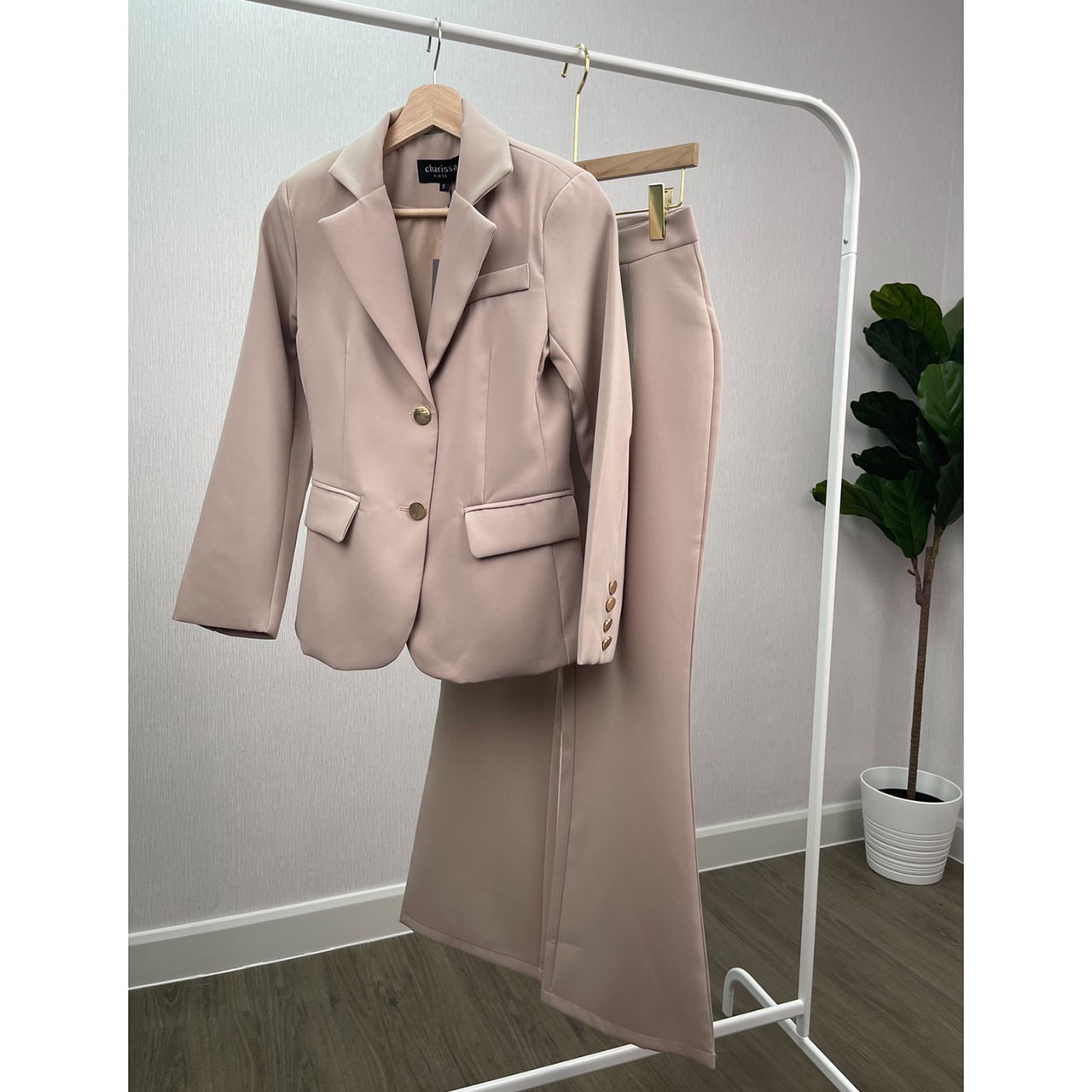 kudapy setsuit เสื้อ+กางเกง สีแดง,สีเทา,สีชมพู เป็นอีกรุ่นที่แนะนำมาก รุ่นนี้ใช้ผ้าทอพิเศษ จะมีความนิ่มลื่น ไม่ยับง่าย Texture ของผ้าคือมีความหรูหรา แต่งกระดุมทอง 2