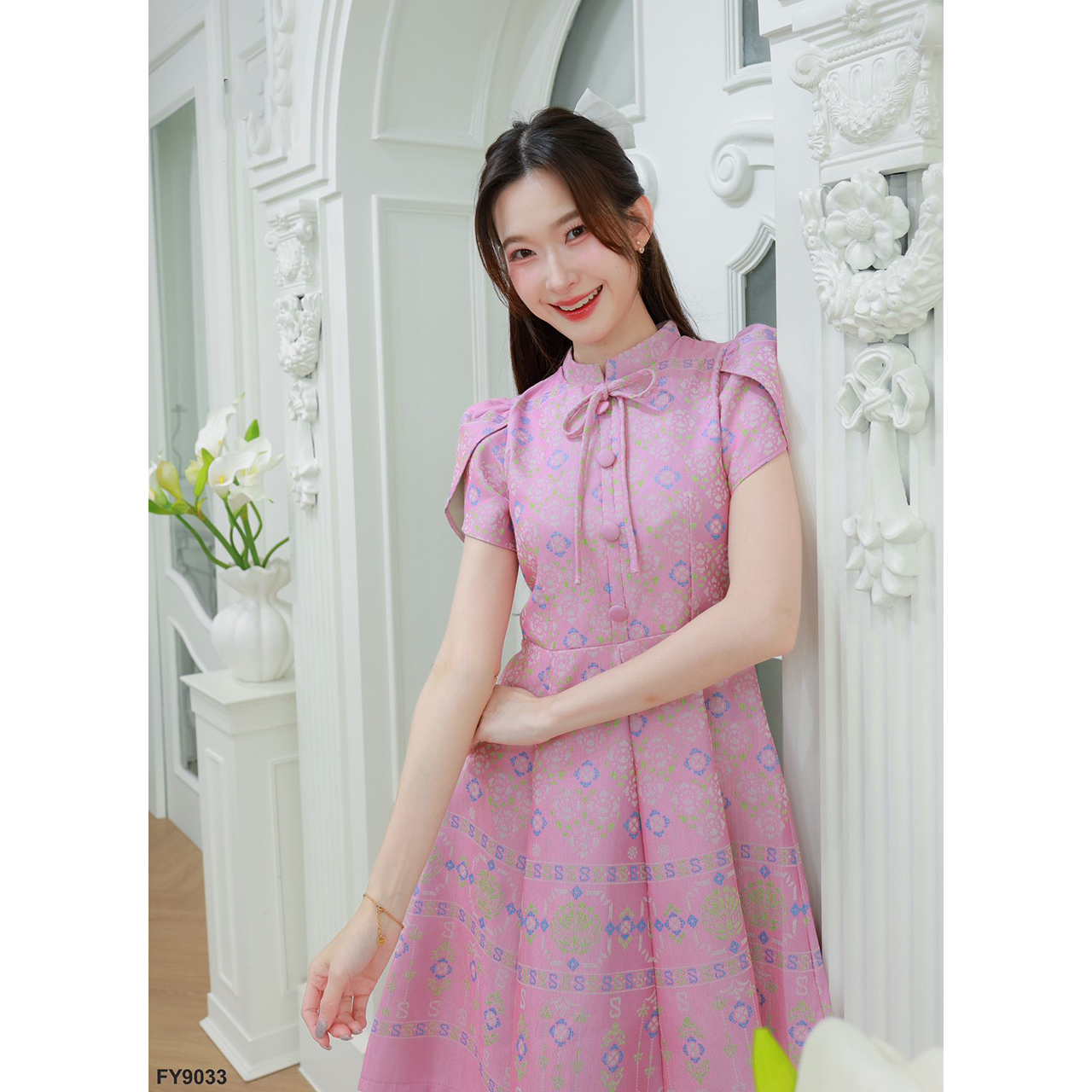 kudapy เดรสไทยทรงบานแขนกลีบบัวคอจีนแบบตั้งเล็กๆพร้อมผูกโบที่คอเสริมลุคให้ดูน่ารักมีสไตล์หวานผสมวินเทจ