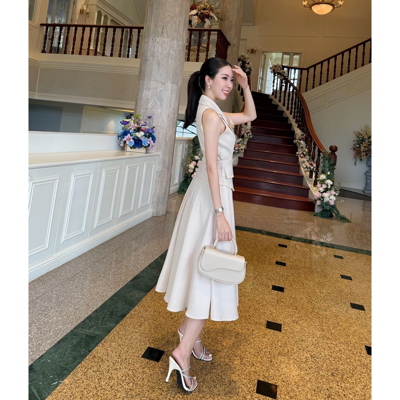 kudapy เซ็ทเสื้อแขนกุดทรงเข้ารูปมาพร้อมกับกระโปรงทรงยาว วเสื้อเก็บทรงเข้ารูปสวย กระดุมปั้มติดได้จริง2เม็ด แต่งกระเป๋าหลอกซ้ายขวา