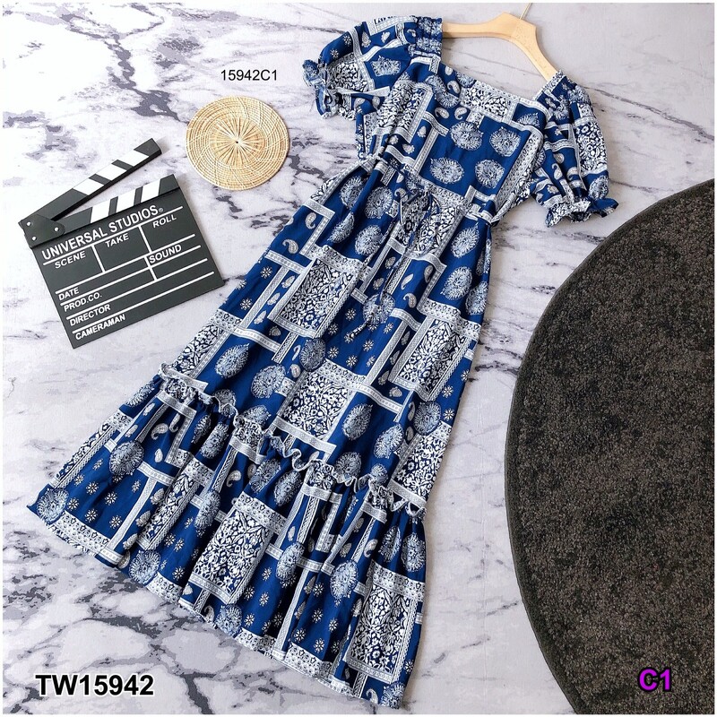 kudapy เดรสยาวสีกรมท่า ดำ แดง คอเหลี่ยมแขนพอง ผ้าวูลพีช พิมลายกราฟฟิก ชายเดรสระบาย