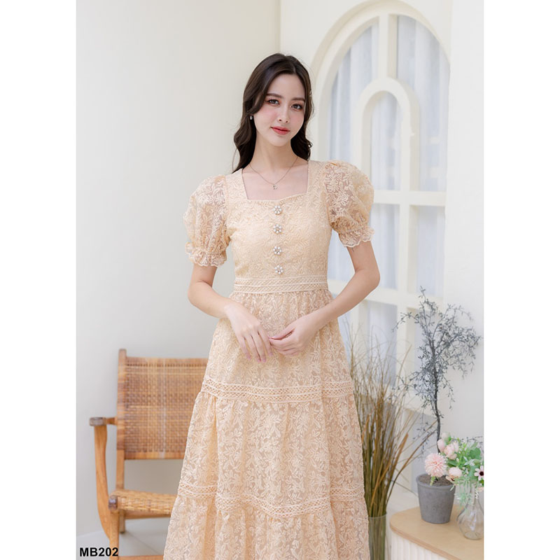 kudapy เดรสยาวสีชมพู/สีครีม ผ้าปักลายดอก คอกลม ปลายกระโปรงระบาย เป็นงานซิปหลัง