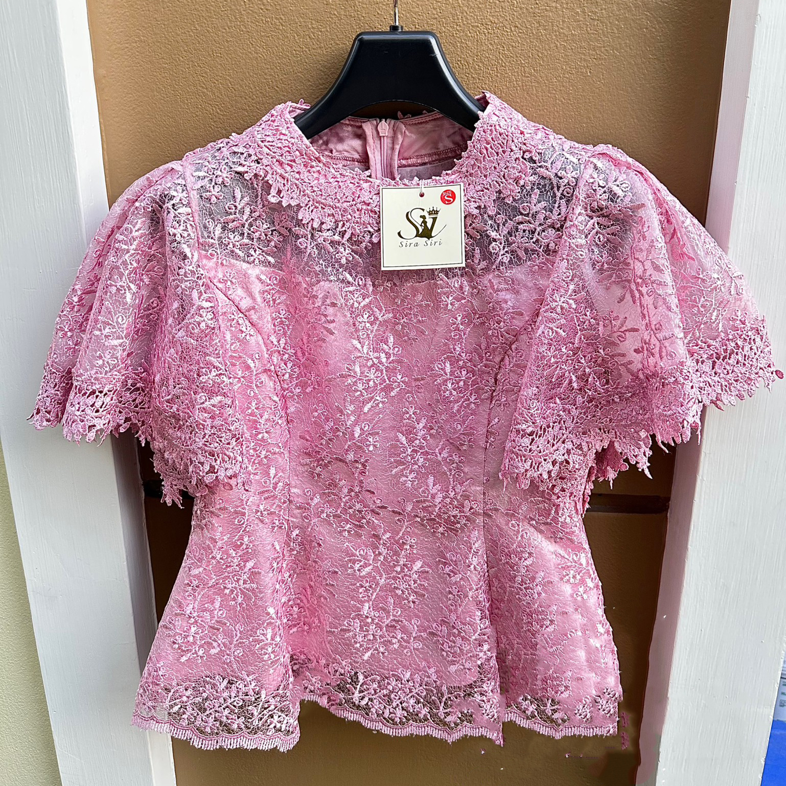 kudapy เสื้อลูกไม้สีขาว สีชมพู เซตเสื้อ+ผ้าถุงทอลายสีชมพู และสีแดง ลูกไม้ใยบวบปักเลื่อมเกรดพรีเมี่ยม แขนระบาย