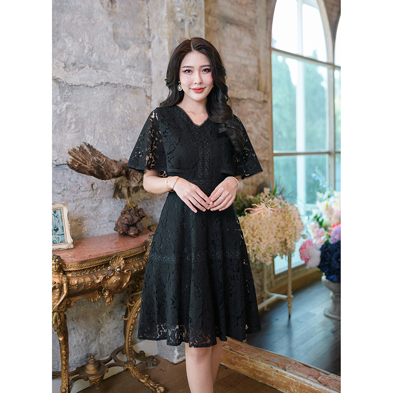 kudapy เดรสสั้นสีขาว/สีดำ ลูกไม้กระโปรงทรงเอบาน ตัวนี้ดีไซน์ช่วงแขนน่ารัก เป็นปีกผีเสื้อคลุมแขนสวยงาม พรางต้นแขนได้ดี