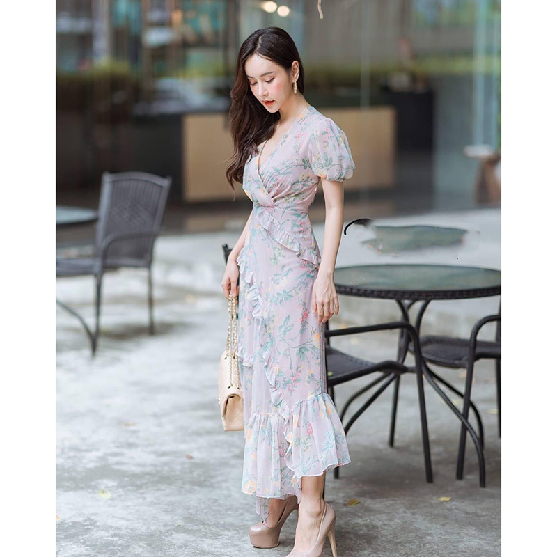 kudapy แม็กซี่เดรสผ้าพริ้วพิมพ์ลายดอกไม้ คอวีทบ แขนตุ๊กตา กระโปรงผ่า ขลิบขอบแต่งระบาย สวยสะพรึง