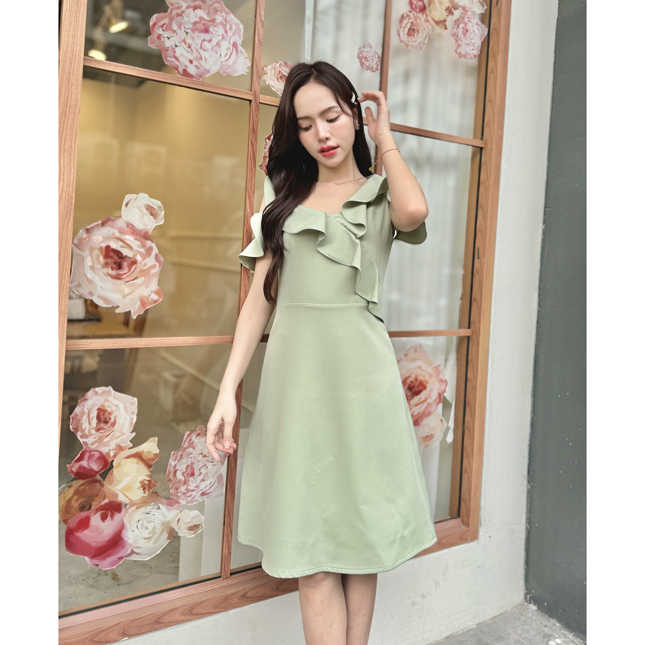 kudapy เดรสสั้นสีเขียวมัทฉะ/สีสีครีม/สีกรม/สีชมพู ทรงเว้าไหล่ เพิ่มความ feminine ด้วยการแต่งระบาย ด้านหน้า และที่แขน ต่อด้วยกระโปรงทรงเอความยาวคลุมเข่า
