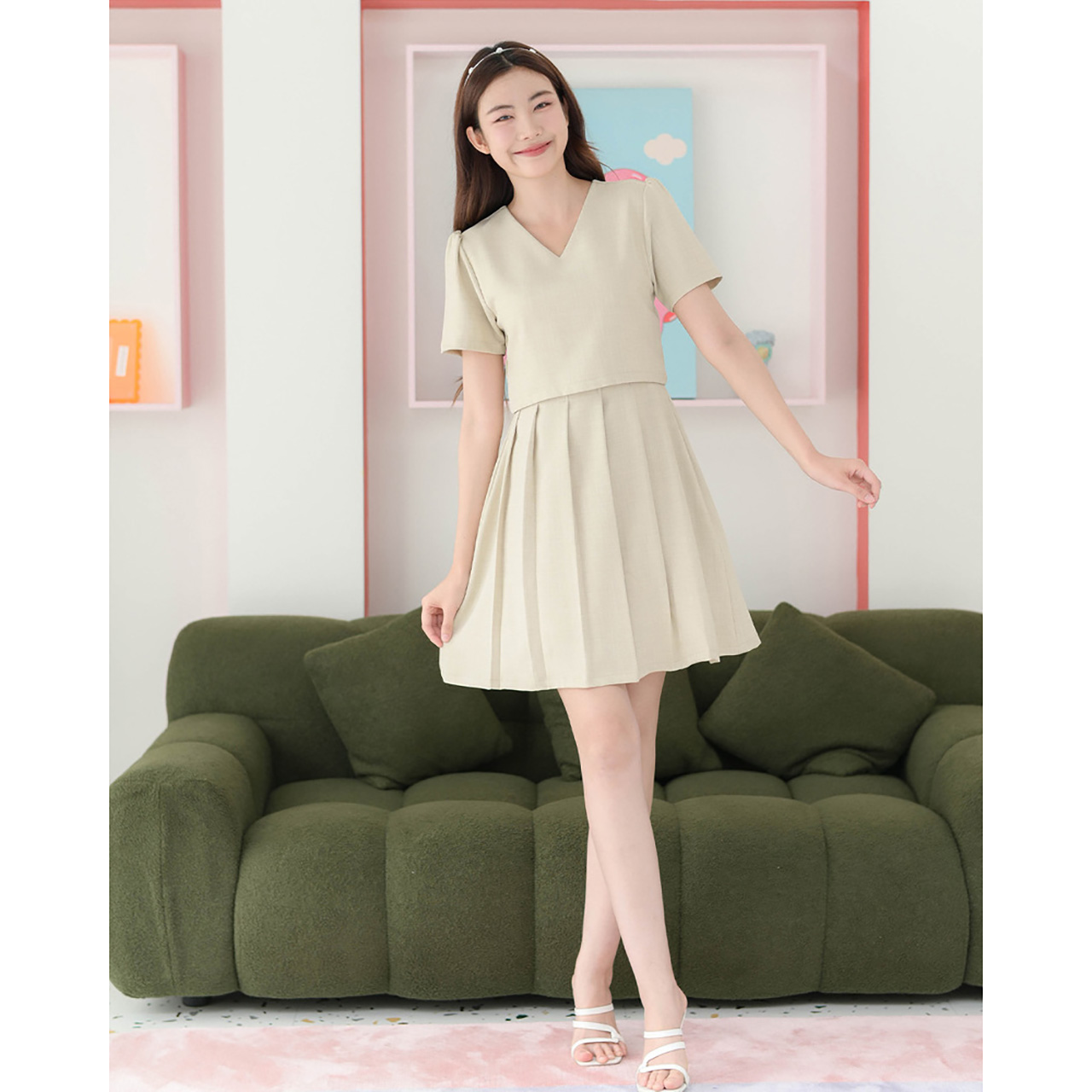 kudapy เดรสแขนสั้นคอวี สีดำ/สีนูทครีม ตัดต่อกระโปรงพลีทจับจีบใหญ่น่ารัก ทรงสวยเข้าเอว ผ้าเนื้อนิ่มรีดง่าย