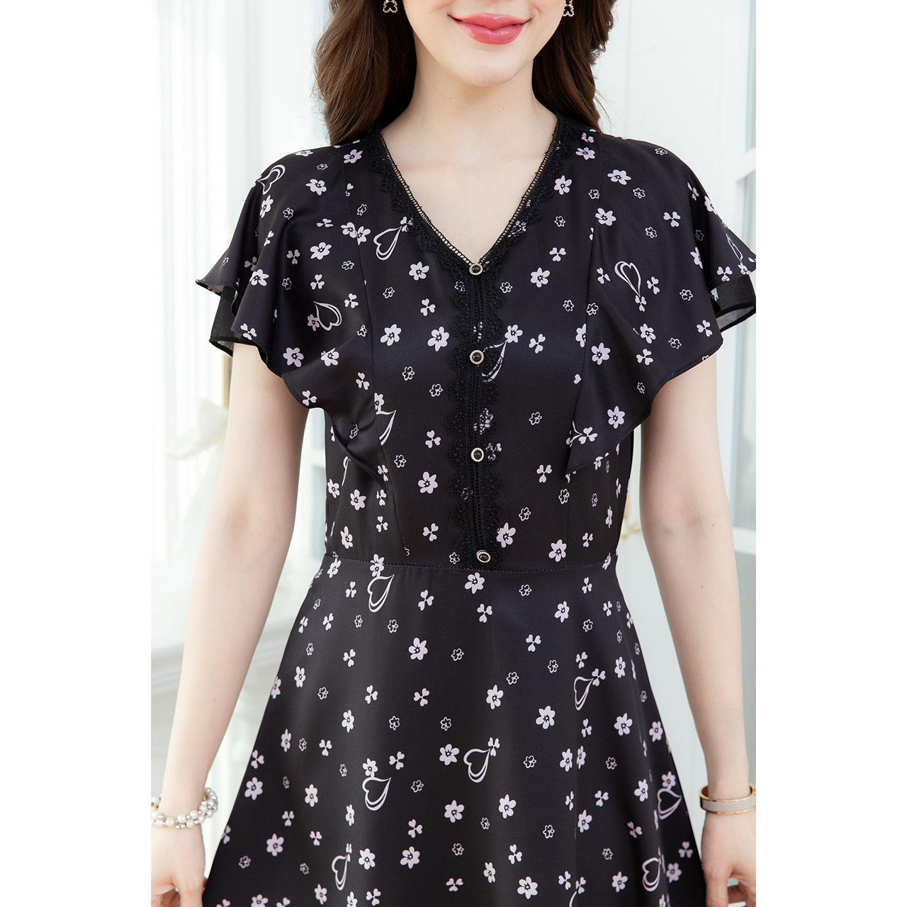 kudapy เดรสสั้นสีดำ/สีคราม พิมพ์ลายหัวใจและดอกไม้ แพทเทิร์นระบายแขนปีก ช่วงแขนเป็นชีฟองพื้นซ้อนกัน