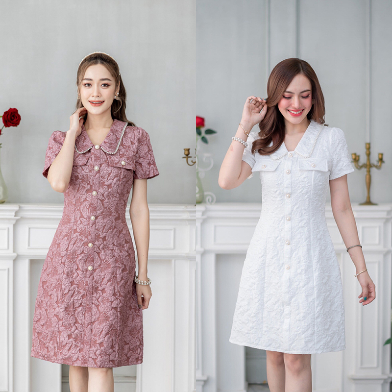 kudapy เดรสสั้นสีขาว/สีชมพูกลีบบัว คอปกมุก ผ้าแจ็คกาด เป็นทรงเข้ารูป มีดีเทลแต่งกระดุม และกระเป๋าช่วงอก เพิ่มความสวยเก๋
