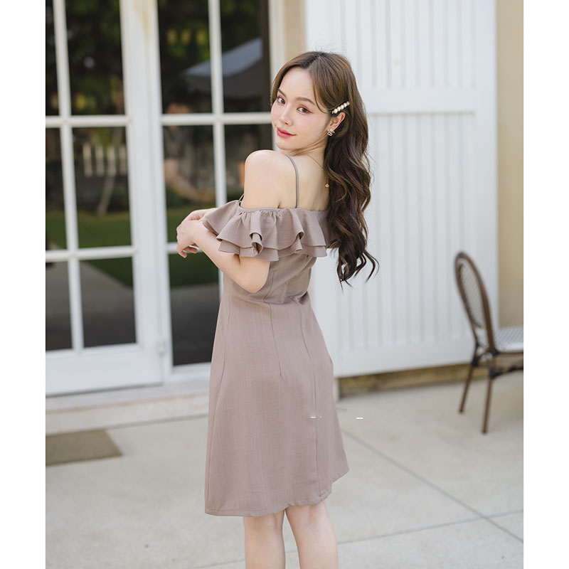 kudapy เดรสสั้นสีครีม/สีกรม/สีชมพู/สีโอวัลติน ช่วงบนเป็นทรงแบบปาดไหล่ อกเย็บเป็นระบายเลเยอร์