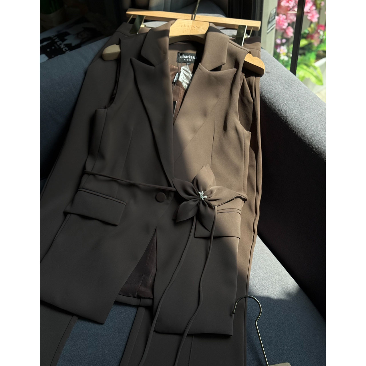 kudapy เซ็ทแขนกุดมาพร้อมกับกางเกงขายาว มีซับในทั้งตัว เสื้อแขนกุดปกสูท เย็บเข้ารูป กระเป๋าจริง