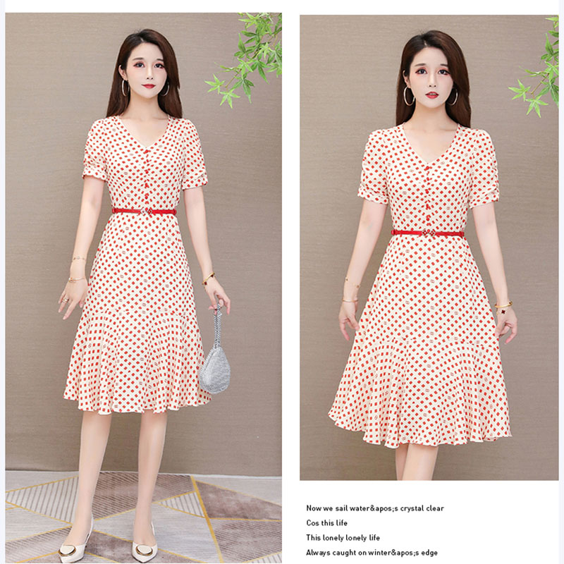 kudapy ชุดเดรสสั้นสีแดง ผ้าชีฟองเนื้อดี พื้นสีครีม พิมพ์ลายสีแดง พร้อมเข็มขัดสีแดง