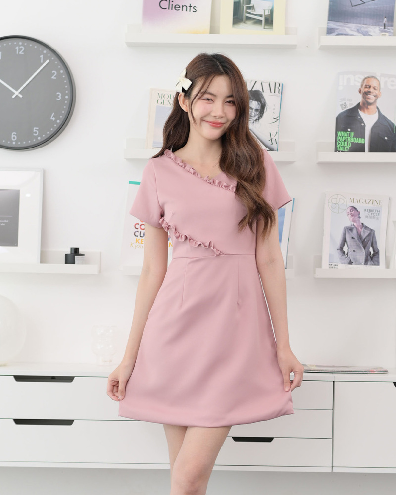 kudapy เดรสแขนสั้นคอวี ตัดต่อแนวเฉลียง ต่อรูดระบายเล็กๆบนตัวเสื้อ กระโปรงทรงเอบานเล็กน้อย ซิปหลัง