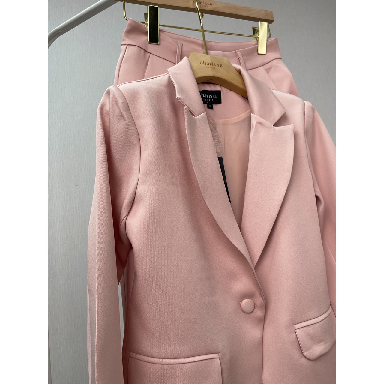 kudapy ชุดเซ็ท Blazer+กางเกง ผ้าดี เสื้อสูทมีซับในอย่างดี แต่งกระดุมผ้าเดียวกับสีชุด คู่กับกางเกงขายาวใส่สบาย