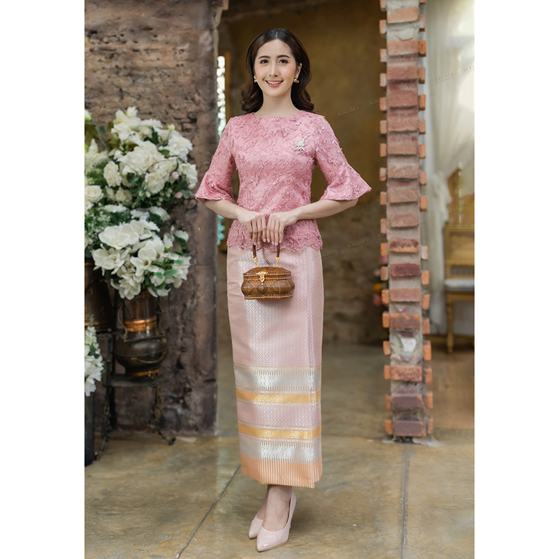 kudapy เสื้อเนื้อผ้าลูกไม้ทอเนื้อสีน้ำเงิน/สีฟ้า/สีชมพู ดอกนูนลอยสามมิติ แจนระบายไม่ยาวมากใส่แล้วดูสวย ตัดลูกไม้ดอกลอย 3 มิติ