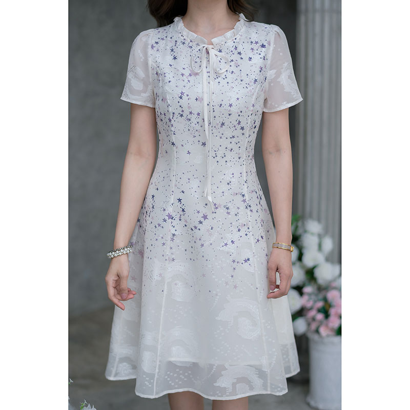 kudapy เดรสั้นสีดำ/สีขาวอมครีม สลายกาแล็กซีดวงดาว เป็นผ้ามีเทคเจอร์นำมาพิมพ์ลาย พิมพ์แบบให้เป็นเชิงช่วงตัว เว้นว่างช่วงปลายกระโปรงทำให้ไม่ดูลายเกินไป