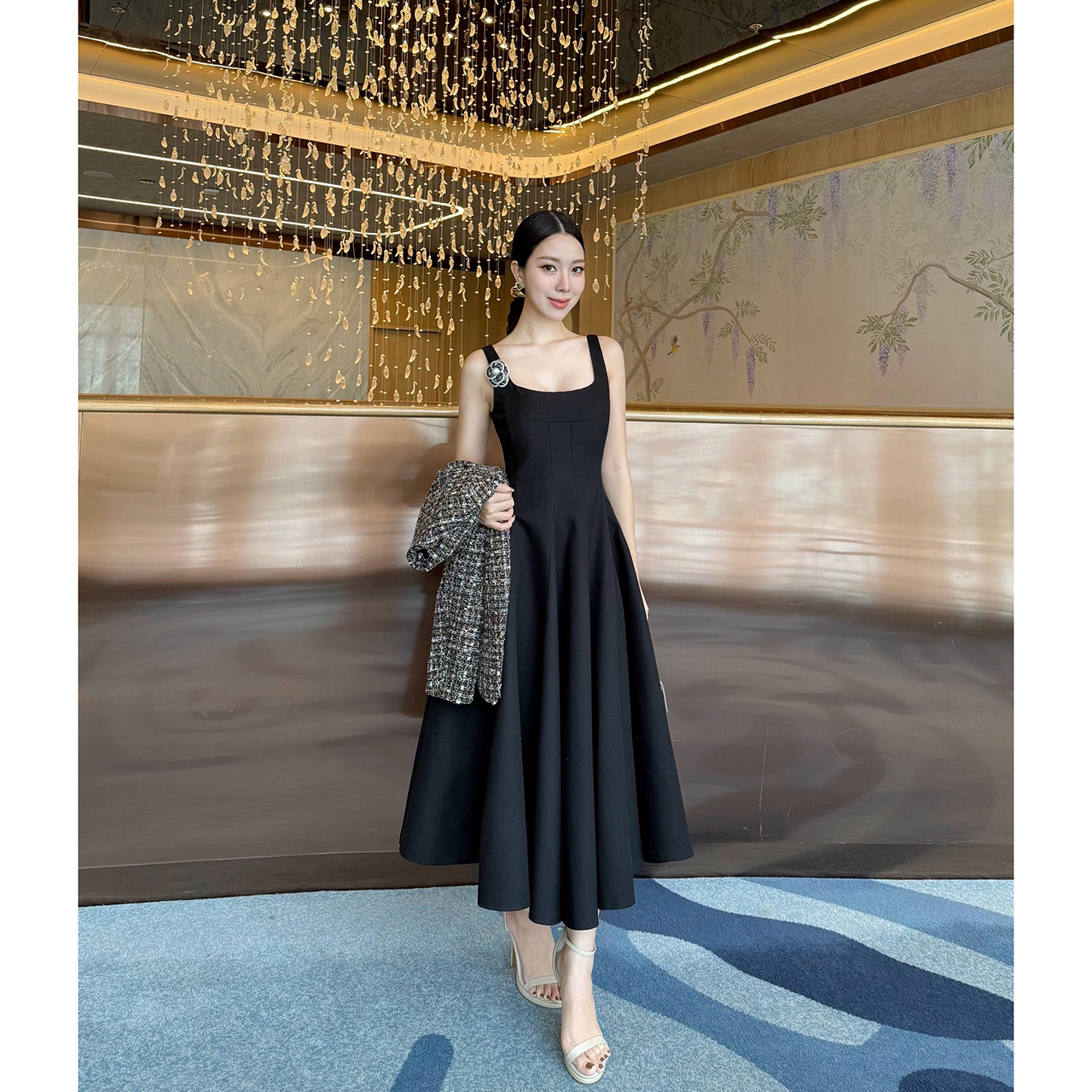 kudapy เดรส+เสื้อครอป+เข็มกลัดดอกไม้ ผ้าพรีเมี่ยมทวิตที่ เดรสเป็นทรงเข้ารูปช่วงเอว มีความพองช่วงล่างน่ารักมาก ซิปซ่อนด้านหลัง มีซับใน