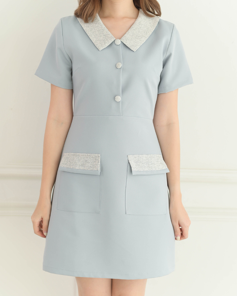 kudapy เดรสสั้นสีเทาฟ้า/สีครีมเข้ม/สีดำ/สีชมพูอ่อน คอปกแขนสั้น แต่งปกและฝากระเป๋าด้วยผ้าชาแนลโทนสีแมทช์กับชุด