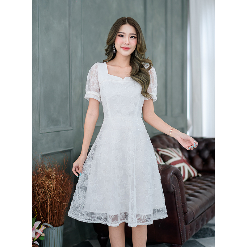 kudapy เดรสสั้นสีขาว/สีน้ำตาลทองอ่อน ผ้านุ่มฟูลายดอกไม้ ผ้าตาข่ายลายนูนฟู ลายดอกไม้ รอบดอกไม้ตกแต่งด้วยเลื่อมใสๆรอบดอกไม้