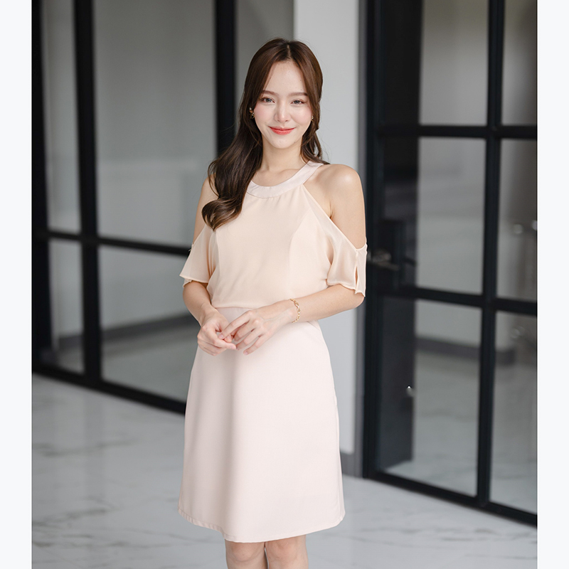 kudapy เดรสสั้นสีครีม/สีชมพู เป็นสีพื้นทรงเหมือนเสื้อกล้ามแต่แต่งด้วยผ้าชีฟองคลุมช่วงแขน