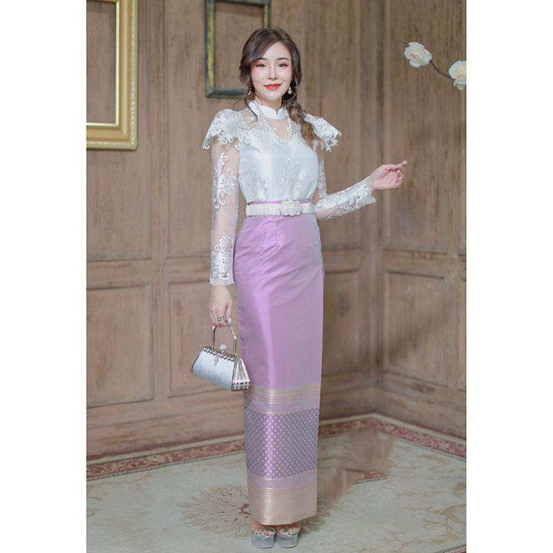 kudapy (เฉพาะเสื้อ) เสื้อลูกไม้สีขาวแขนยาว ผ้าลูกไม้ปักทั้งตัว แต่งแขนระบาย ชายระบาย ซับในด้วยผ้าไหมอิตลี่ อัดกาว มีซิปซ่อนหลัง