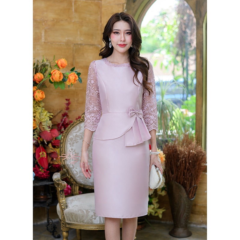 kudapy เดรสสั้นสีน้ำตาลทอง/สีชมพู/สีชมพูบานเย็น ผ้าไหม ต่อแขนลูกไม้ห้าส่วน ช่วงเอวแต่งระบายทวิสและโบว์เล็กๆ รอบคอแต่งลูกไม้ ดีเทลเยอะ