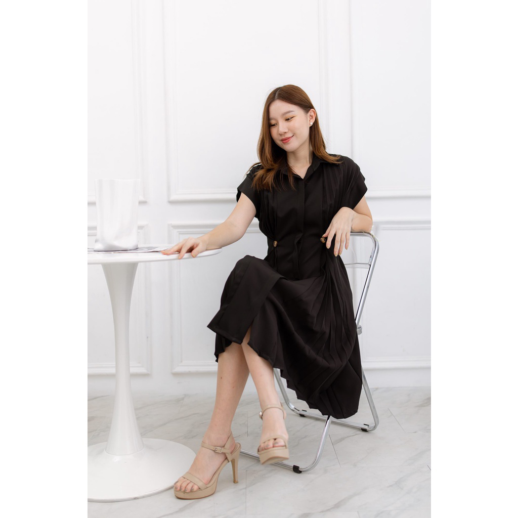 kudapy เดรสสั้นคอปกสีดำ แขนล้ำ เย็บแต่งผ้าพลีทด้านหน้า กระดุมจริง ดีไซน์ให้ใส่ได้ 2 แบบ