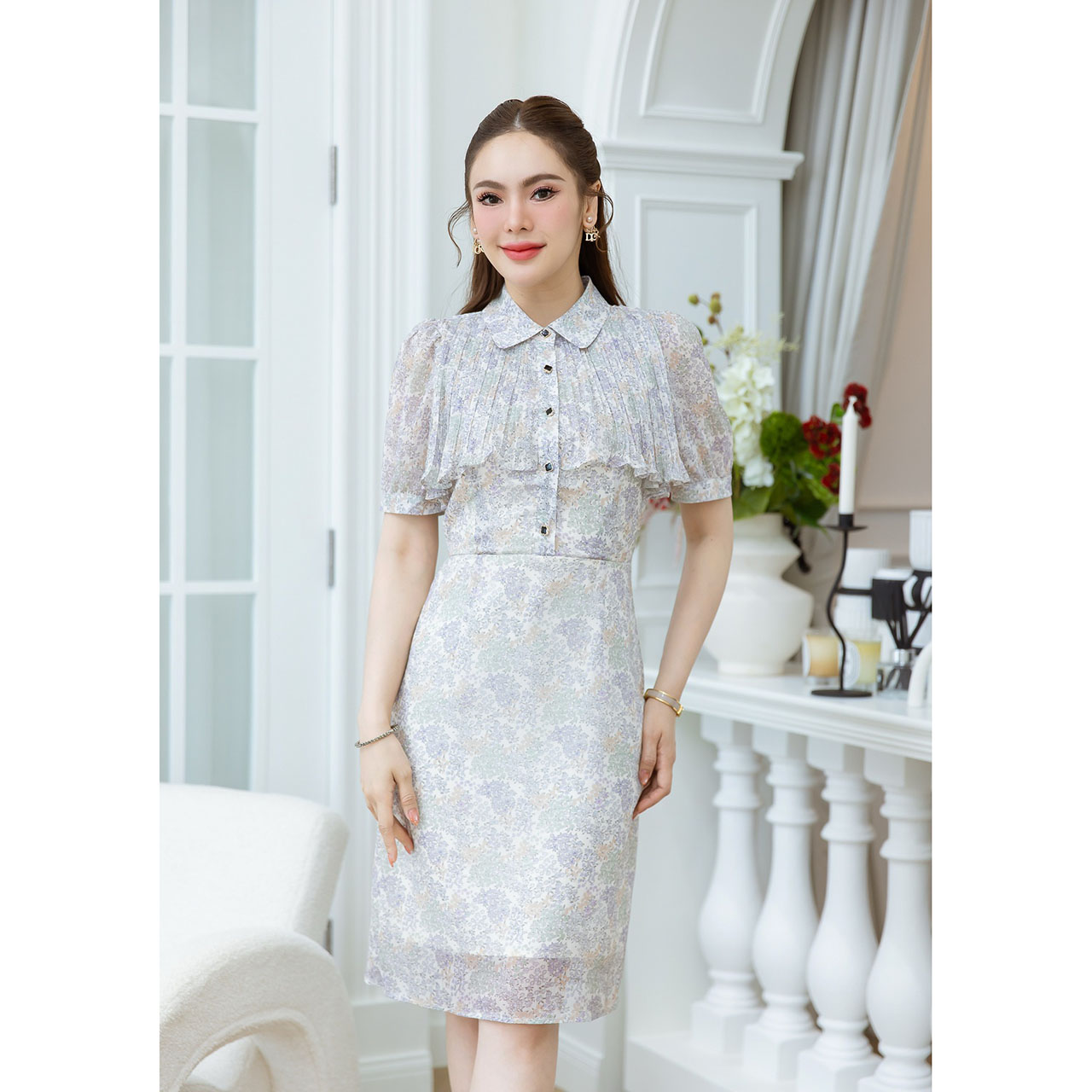 kudapy เดรสคอปกอกพลีทระบาย ลายดอกเล็กสวยละมุน ช่วงอกเป็นกระดุมใบโควเวอร์ดำ เปิดได้จริง ดีเทลช่วงอกอัดพลีทสวยมีวอลุ่ม