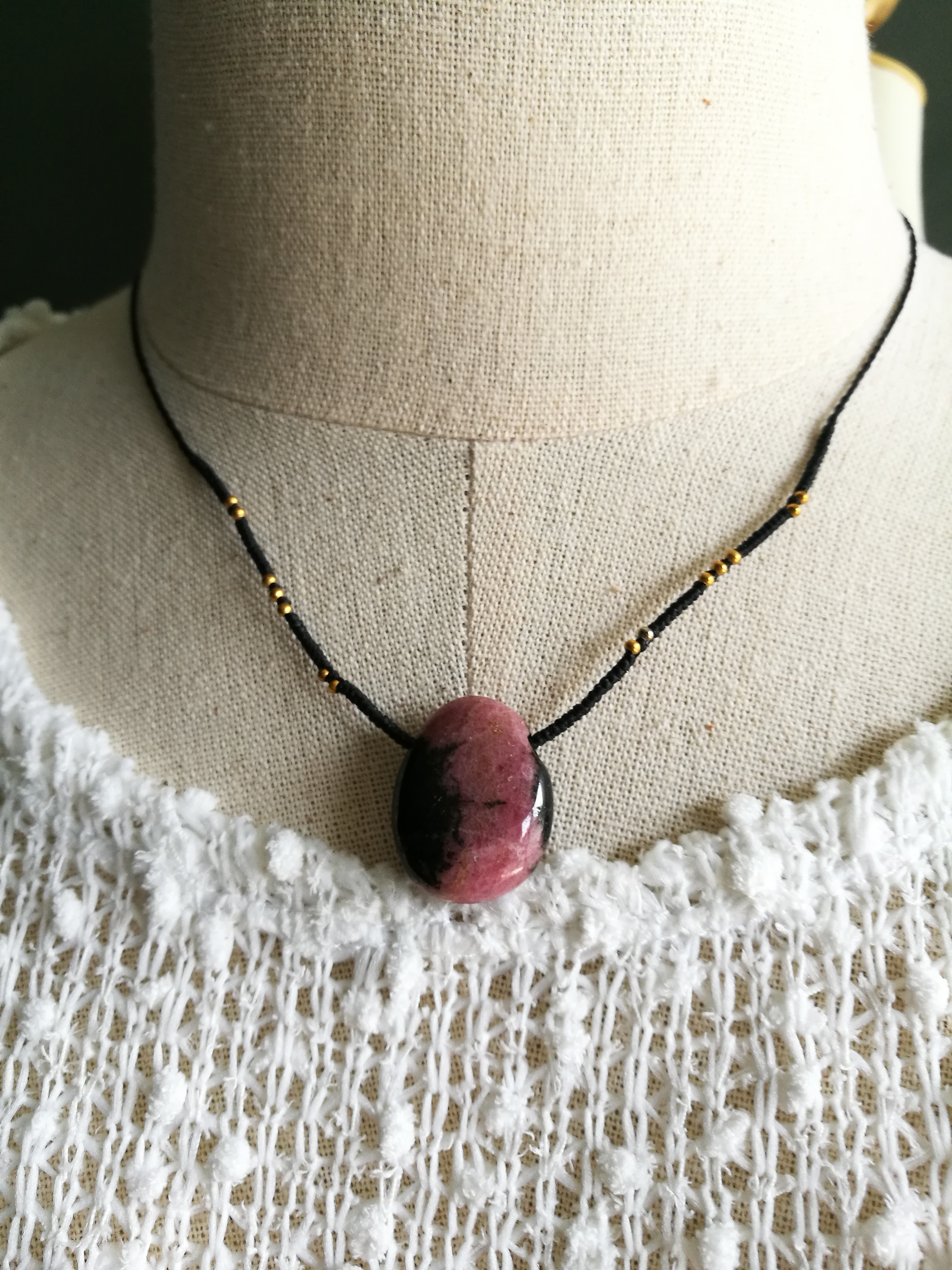 สร้อยคอเชือกถักจี้หินโรโดไนท์ Rhodonite