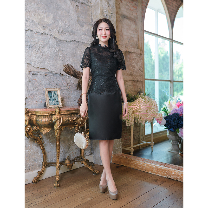 kudapy เดรสสั้นสีชมพู/สีดำ ผ้าไหมรุ่นสวย ด้านบนเป็นเสื้อลุกไม้เลื่อมดีไซน์ช่วงคอสวยมากๆค่ะ เป็นคอปีนใช้ปลายผ้าลูกไม้สวยๆแต่งรอบคอ