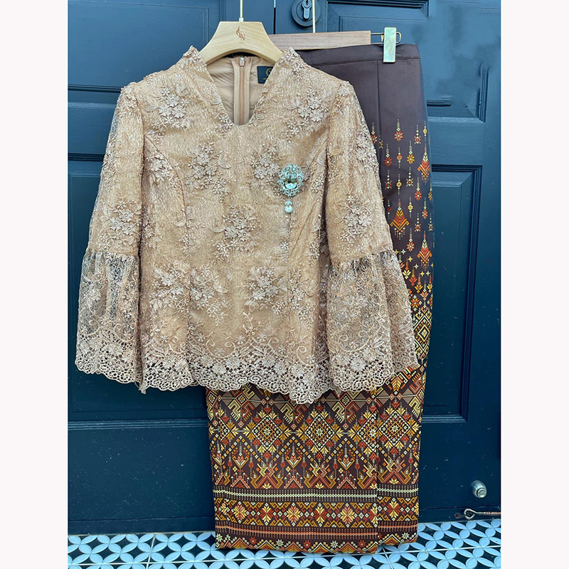 kudapy ชุดเซ็ทออกงานเสื้อลูกไม้สีทองน้ำผึ้ง/สีม่วงกะปิ เนื้อผ้าลูกไม้ฝรั่งเศสสุดละมุน สั่งทอแบบพิเศษ