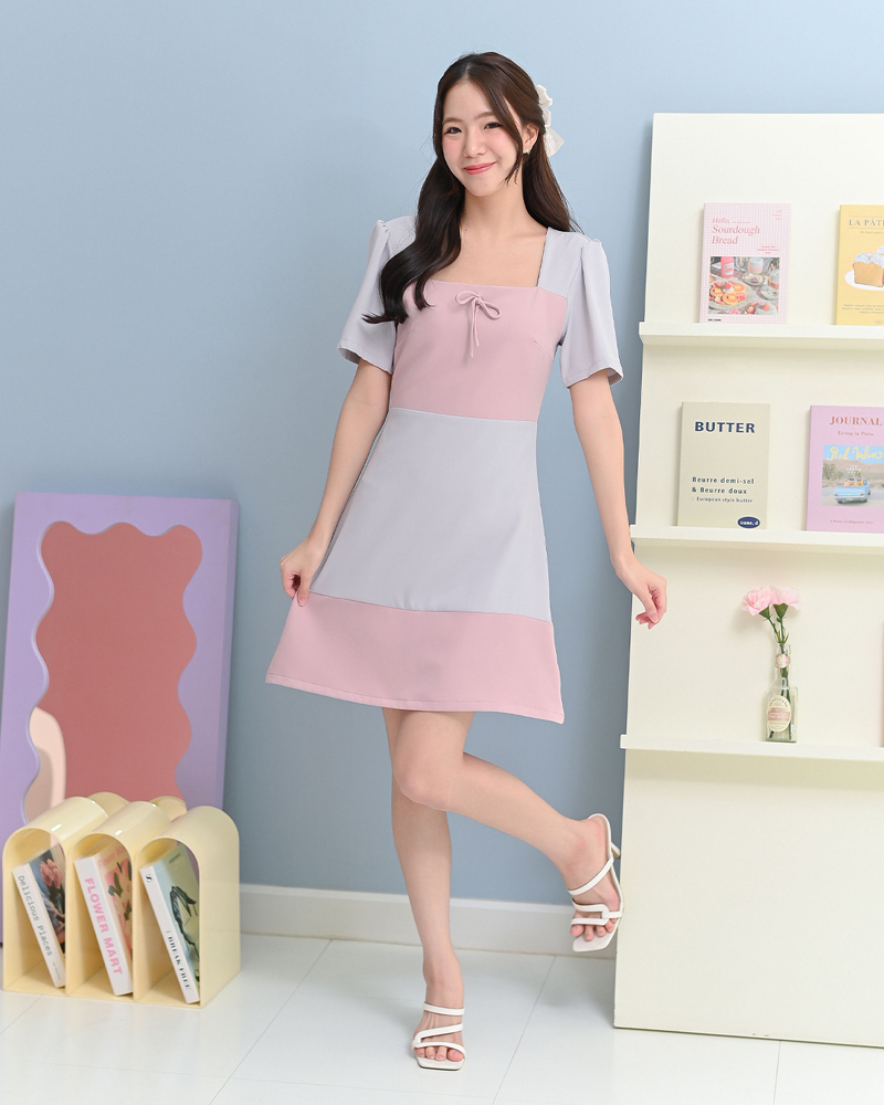 kudapy เดรสแขนสั้นดีไซน์คอเหลี่ยม เล่นสีทูโทนรอบอกและชายกระโปรง แต่งเชือกโบว์เล็กๆเพิ่มความน่ารัก
