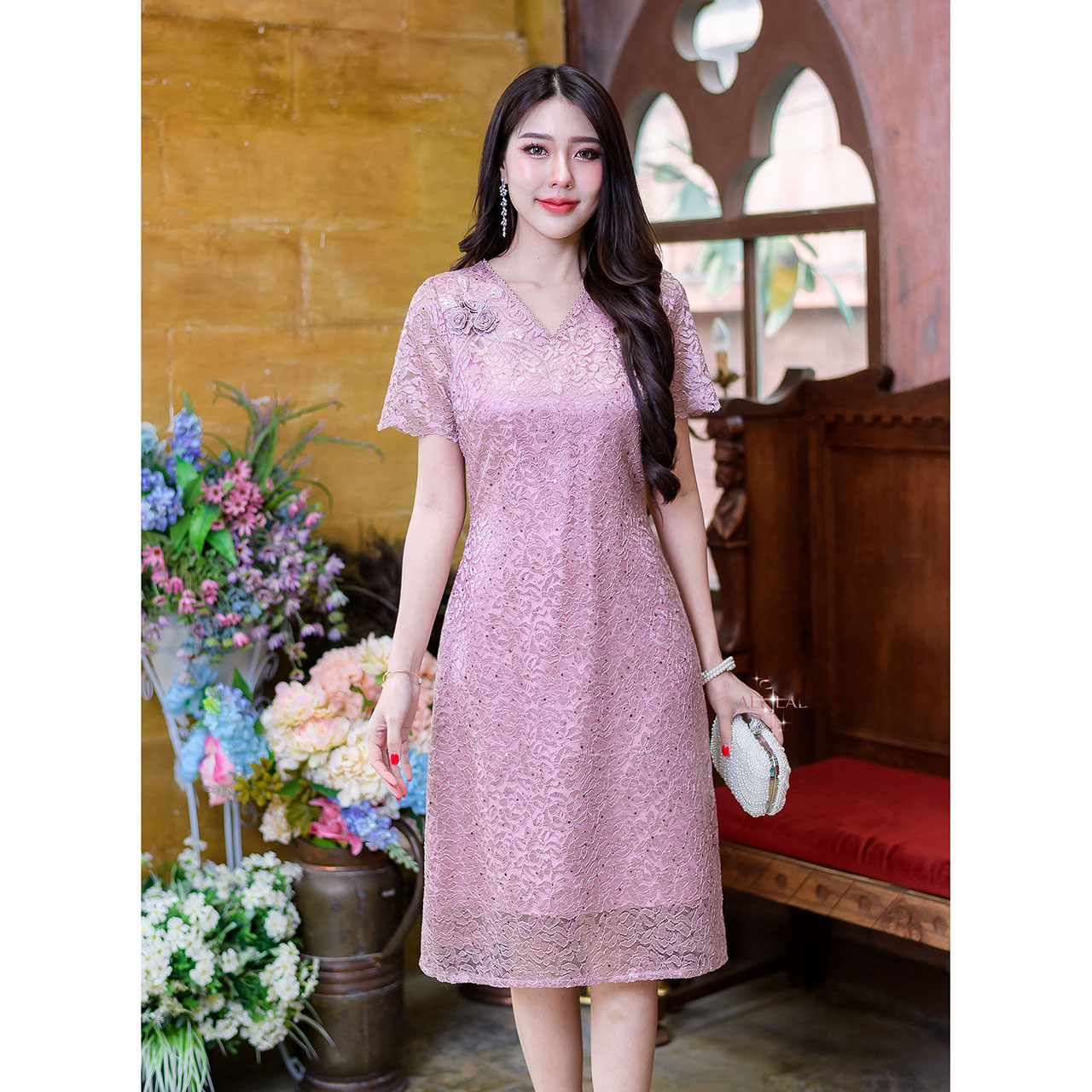 kudapy เดรสสั้นสีแดง/สีชมพู ผ้าลูกไม้ลายกุหลาบ ดีไซน์ทรงแขนสั้น เป็นทรงใส่ง่ายได้ทุกโอกาส หน้าอกตกแต่งดอกไม้