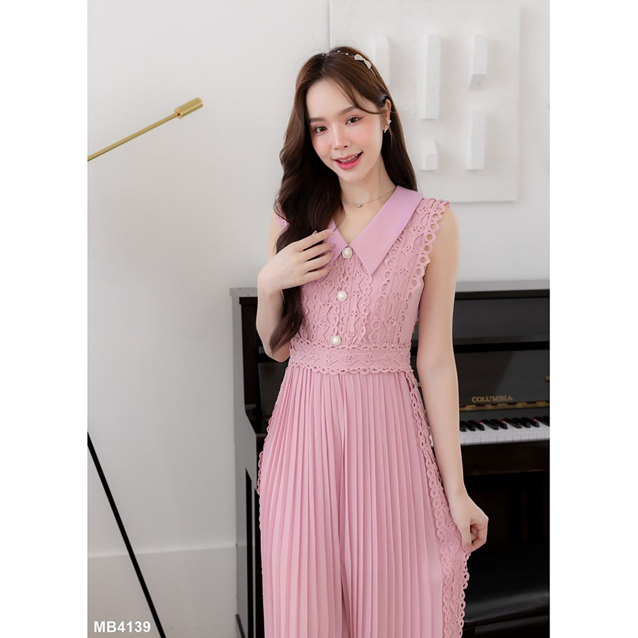 kudapy จั้มสูทขายาวสีชมพู/สีขาว กางเกงอัดพีช ลูกไม้สวย แขนกุด คอปก ใส่สบาย