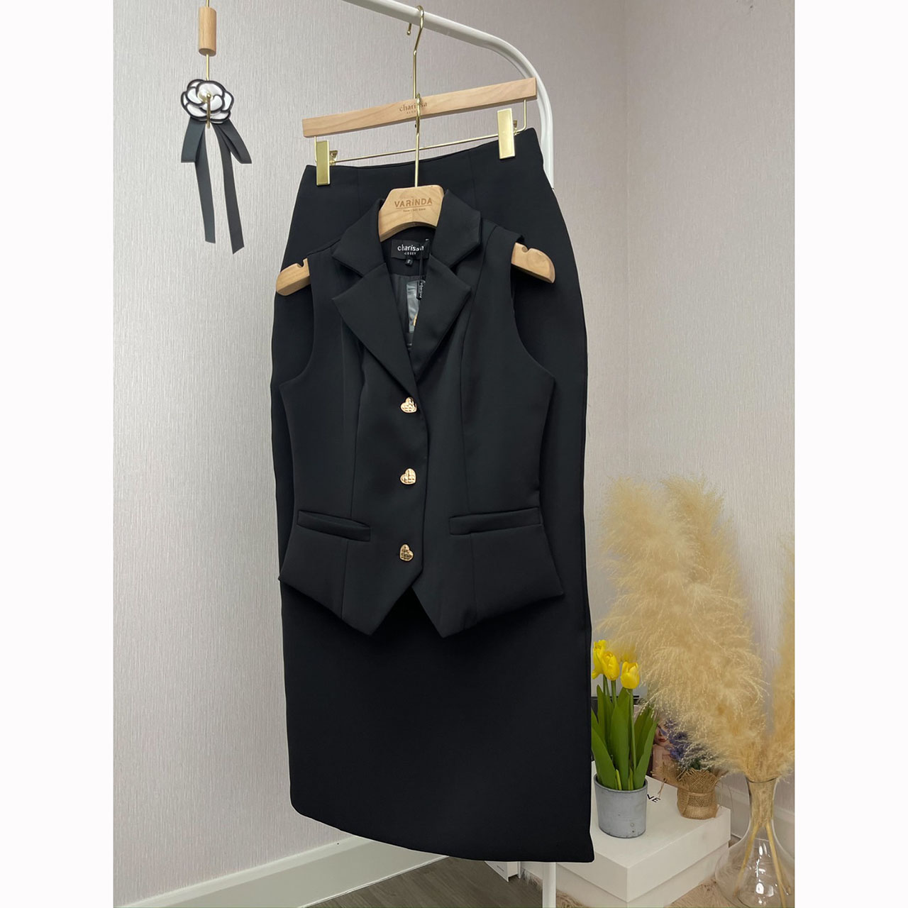 kudapy ชุดเซ็ทเสื้อแขนกุดกับกระโปรงยาวสีดำ ตัวเสื้อคอปก กระดุมจริงสีทองรูปหัวใจ มีซับในอย่างดี