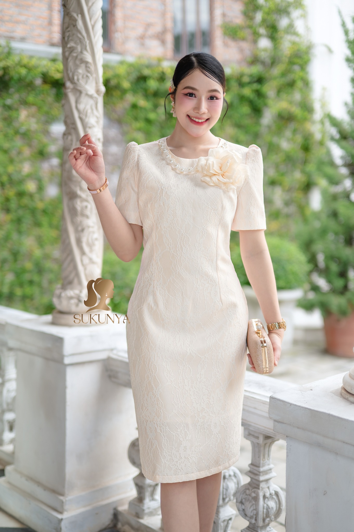 kudapy เดรสแต่งลูกไม้อย่างดี ตรงคอแต่งมุก ชุดตีเกรดด้านหน้าและหลังเข้ารูปสวยงาม บ่าจับจีบยกเล็กน้อย งานทรงเอผ่าหลัง