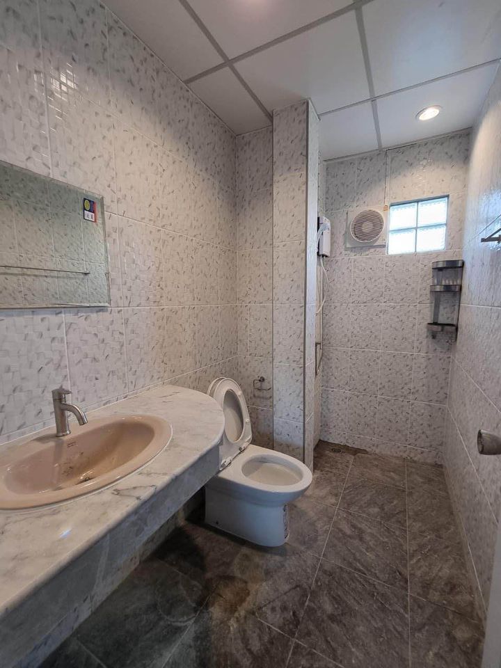 ปล่อยเช่าบ้านเดี่ยว มณีรินทร์ รัตนาธิเบศร์ ไทรม้า - 3ห้องนอน 3ห้องน้ำ (ไม่รวมห้องแม่บ้านและห้องน้ำต่างหาก) - ห้องรับแขก 1 ห้องใหญ่ 2ห้องเล็ก ห้องครัวพร้อมใช้งาน - ใกล้ MRT ไทรม้า