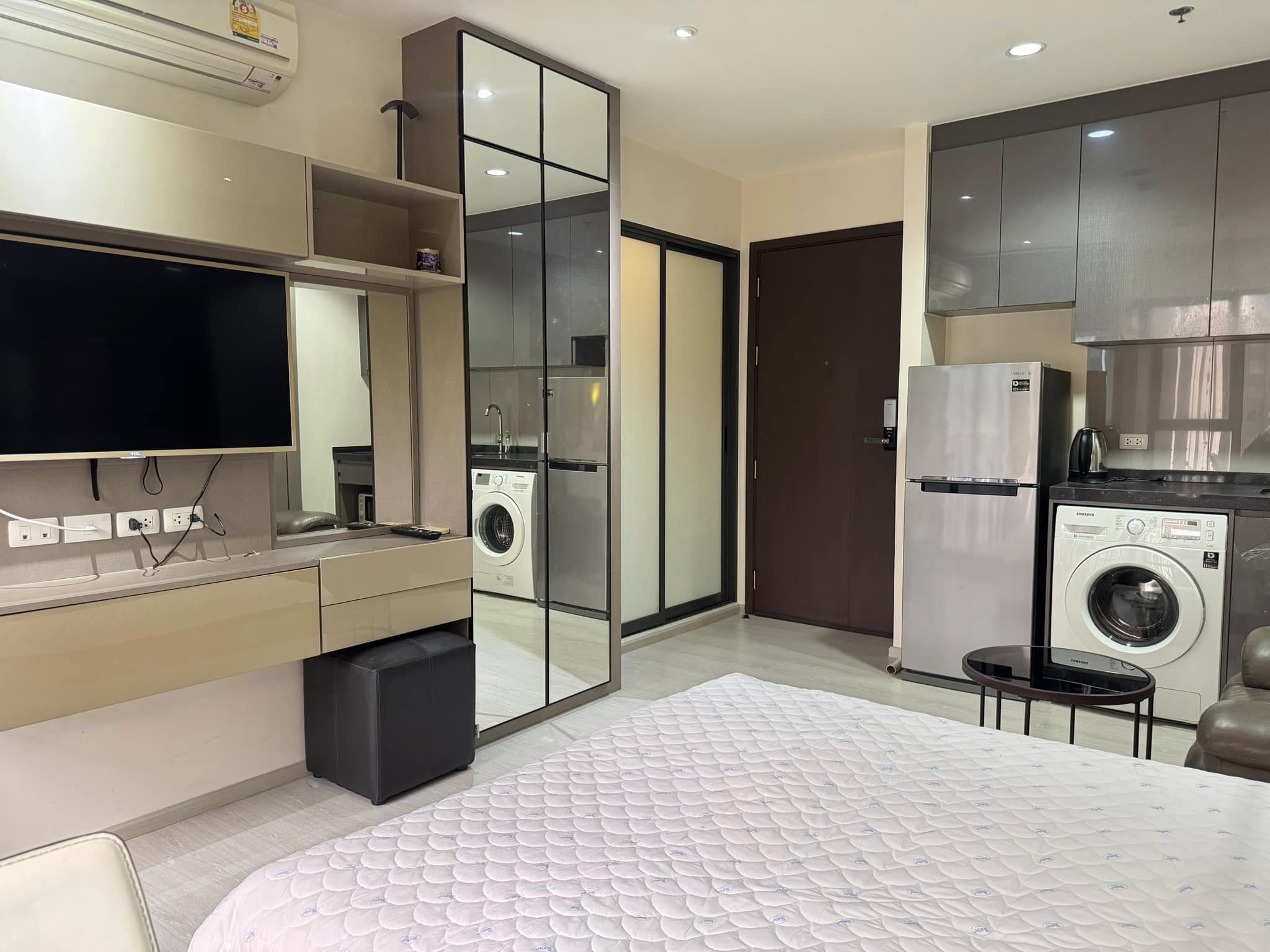 ปล่อยเช่า Rhythm Asoke (ริทึ่ม อโศก) - โซนพื้นที่ MRT พระราม 9 Studio 1ห้องน้ำ - ขนาดห้อง 22.5 ตรม. ชั้น 35 - ให้เช่า 14,000 ต่อเดือน