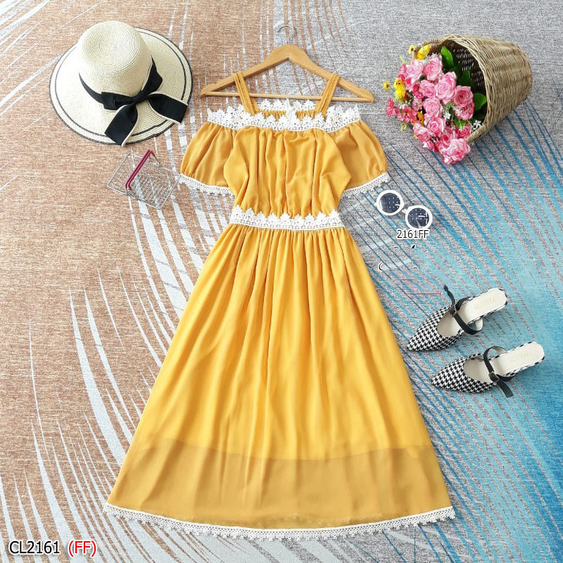 kudapy เดรสยาวสีขาว/สีเหลือง/สีชมพู สายเดี่ยว งานผ้าชีฟองมีซับใน ดีไซน์แต่งปาดไหล่ อกเอวและชายเดรสแต่งแซมด้วยผ้าลูกไม้ถักทออย่างละเอียด