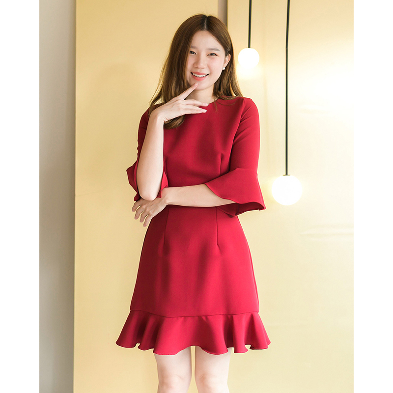 kudapy เดรสสั้นสีแดง/สีชมพู ทรงแขนกระดิ่ง ตัดต่อเอว จับเกล็ดเข้ารูป ระบายชายพลิ้วๆ