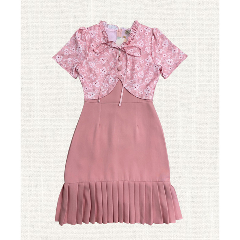 kudapy เดรสสั้นสีเหลือง/สีชมพู ลายดอกชายอัดพลีทอกผูกเชือก