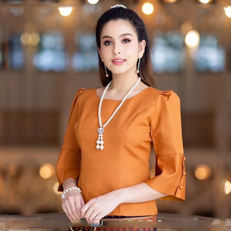 kudapy (ฉพาะเสื้อ) เสื้อผ้าไหม คอกลม สีขาว สีส้ม สีม่วงเข้ม สีม่วงอ่อน สีฟ้า แต่งกระดุมปลายแขน เอวปล่อย ทรงสวยหรู ซิปหลัง สวมใส่สบาย ชุดไทยประยุกต์