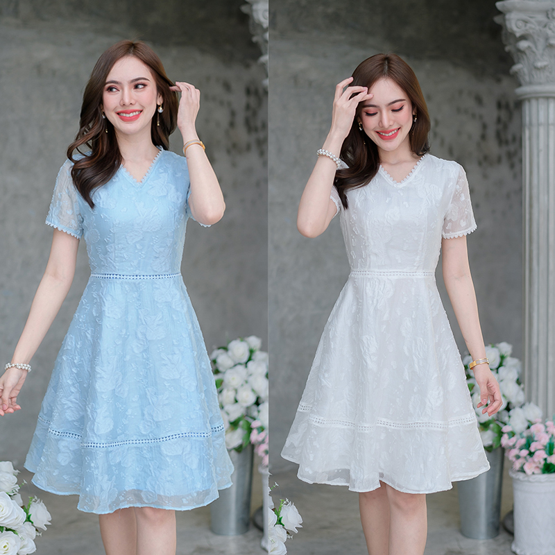 kudapy เดรสสั้นสีขาว/สีฟ้า ผ้าผสมมีเทคเจอร์ลายดอกนูนสวย แต่งด้วยลูกไม้ทั้งตัว รอบคอ รอบปลายแขน