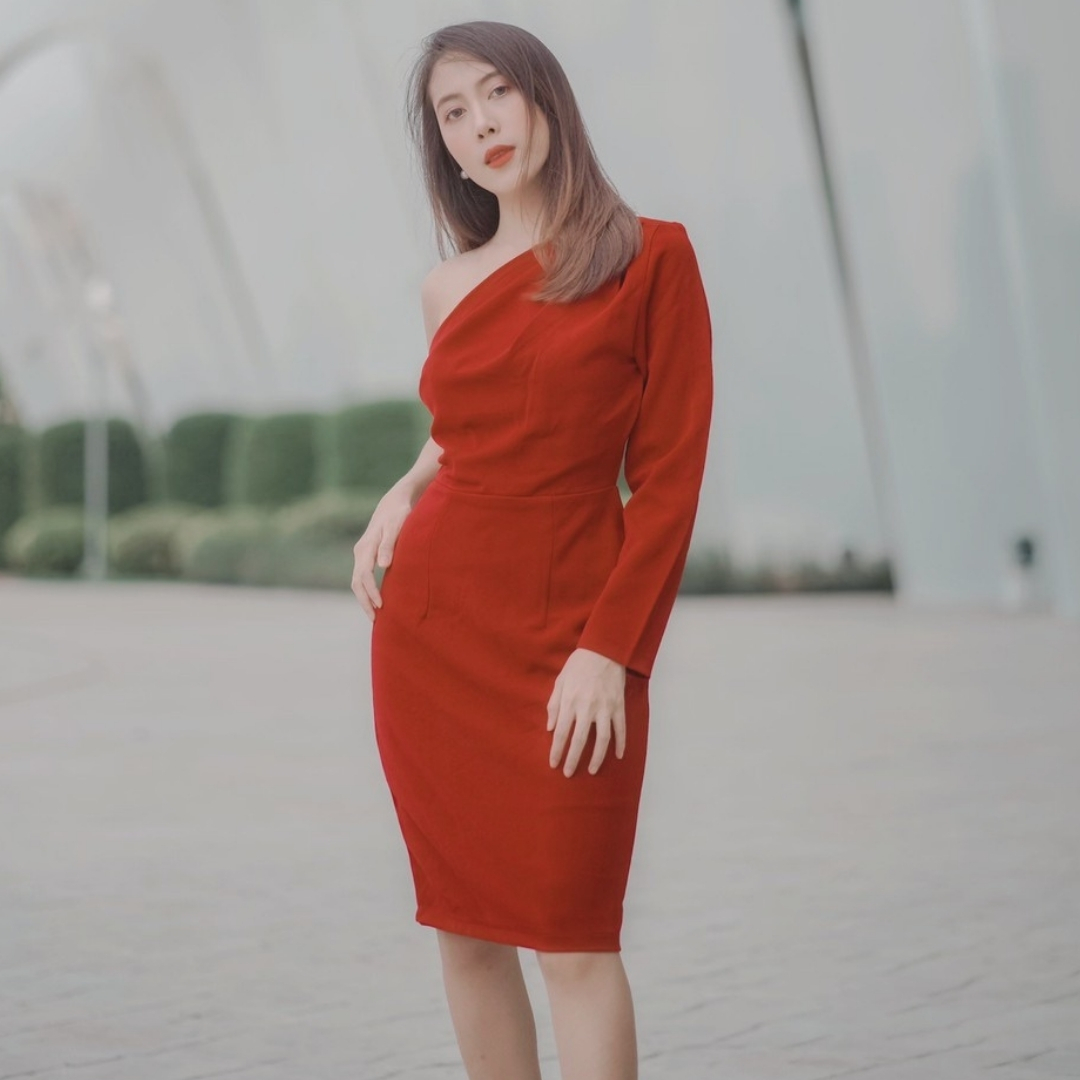 kudapy ชุดไปงานแต่งงานสีชมพู,สีแดง,สีกรมท่า เดรสสั้นไหล่เฉียงข้างแขนยาว เรียบหรู สวย ดูดี ใส่เป็นชุดราตรี ชุดออกงาน