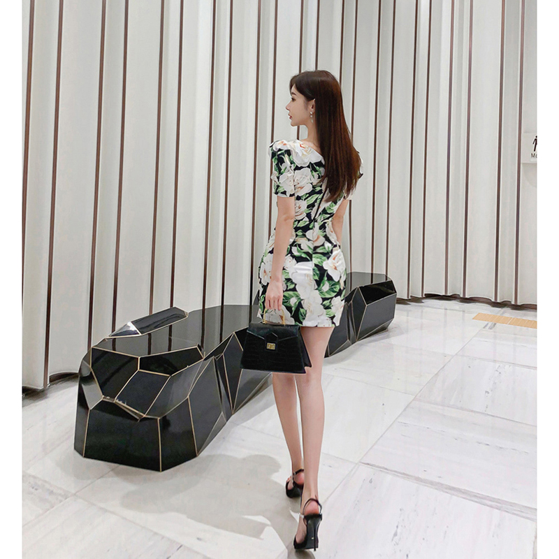 kudapy มินิเดรสสีดำพิมพ์ลายกุหลาบสวยหวาน คอสวยแขนสั้นพองตุ๊กตา ชุดทรงสวยเข้ารูป ผ้าโพลีเอสเตอร์เนื้อดีใส่สบาย