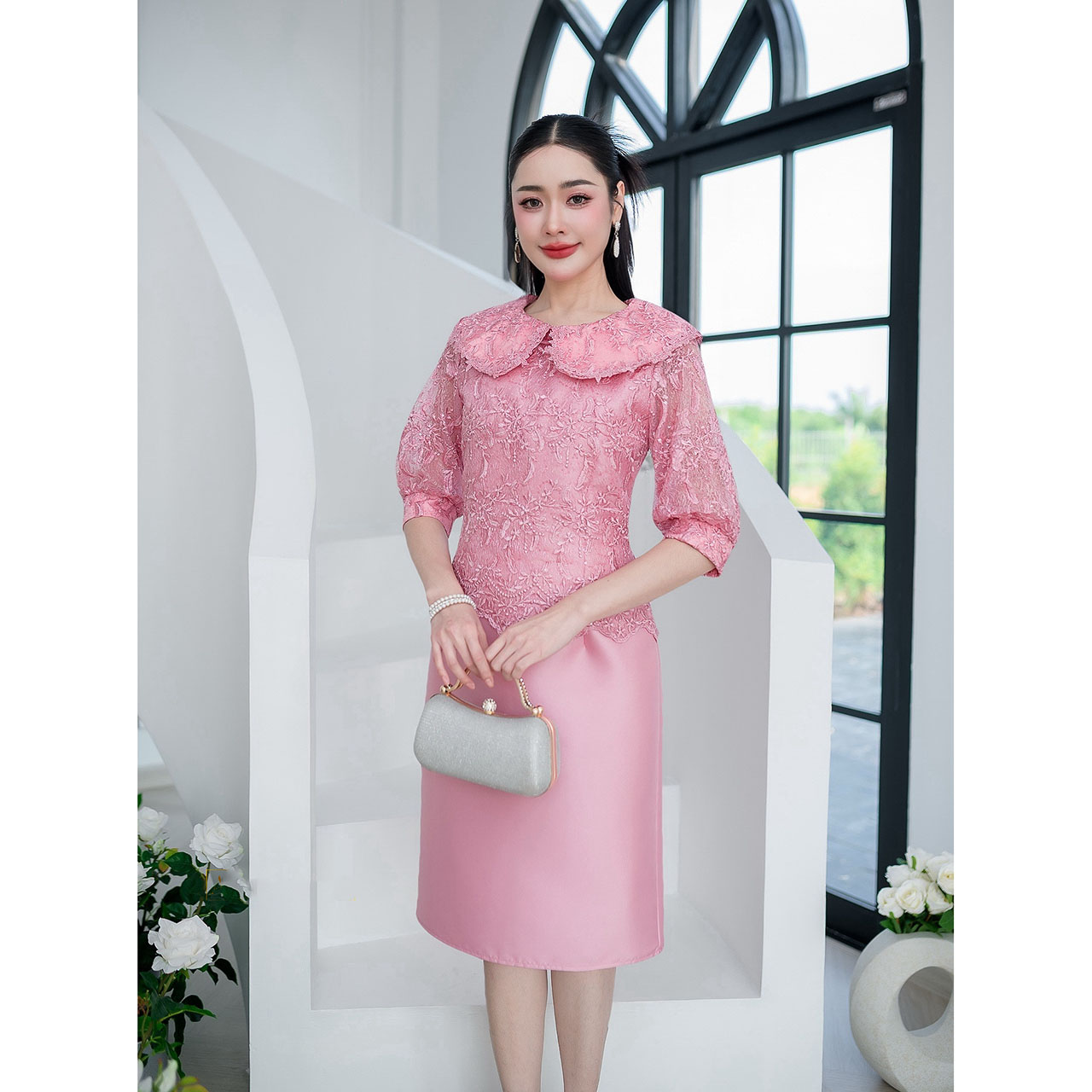 kudapy เดรสสั้นสีชมพู/สีฟ้า ผ้าไหม เสื้อลูกไม้เข้ากับเดรสสวยลงตัว ผ้าลูกไม้ใยบวบ ดีไซน์คอบัว จั้มปลายแขนเสื้อ เดรสผ้าไหมให้ลุคหวานลุคน่ารัก