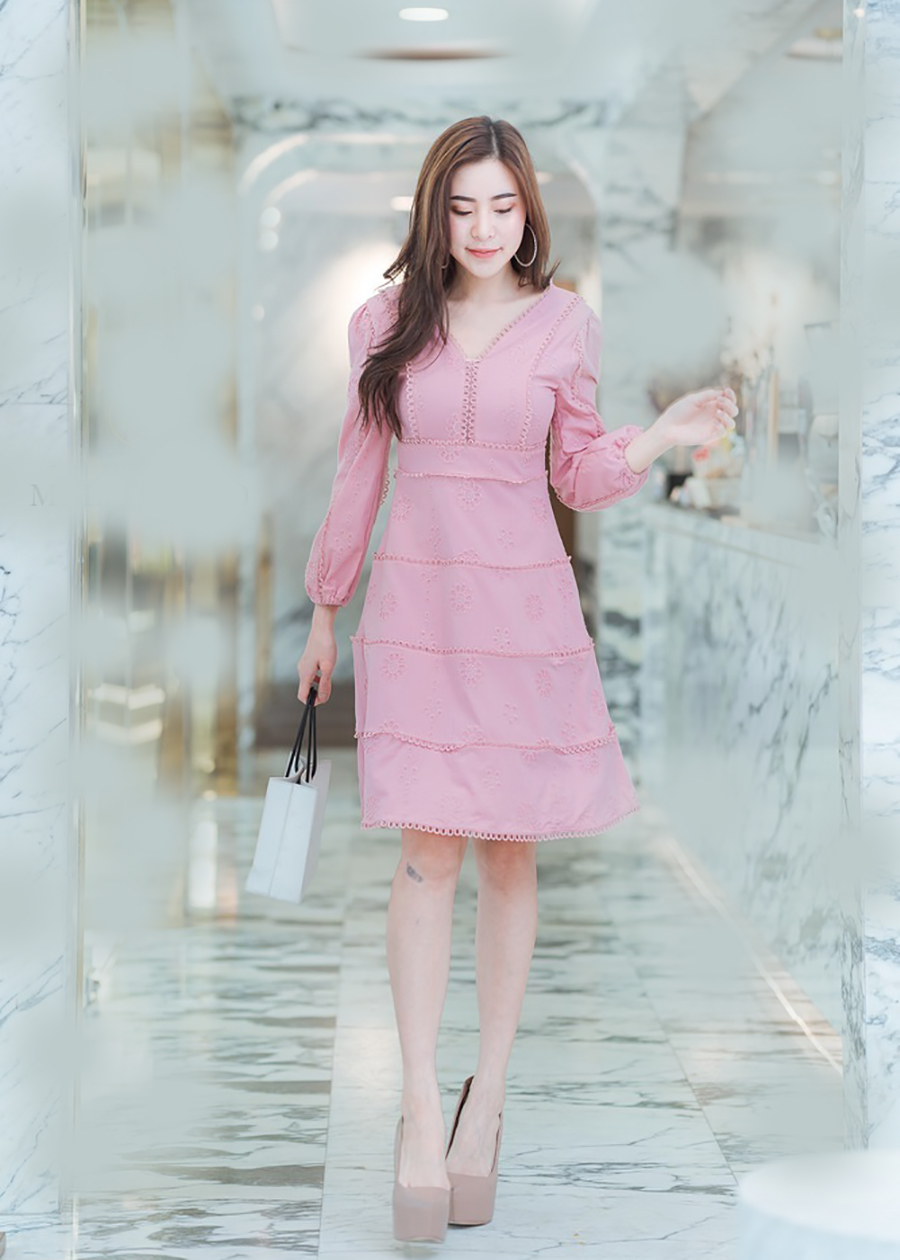 เดรสสั้นสีชมพู แขนยาว ทรงปล่อย แต่งลูกไม้ตามแบบ