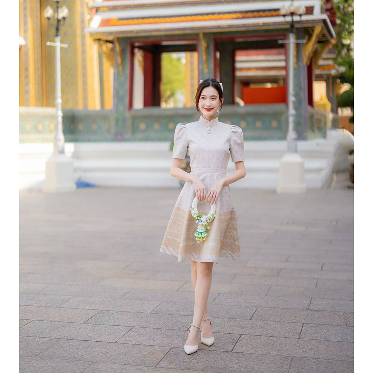 kudapy เดรสสั้นสีชมพู/สีขาว ผ้าลายไทยโบว์ไหล่เข้ารูปยาว ใส่ออกงานสวยดูดี