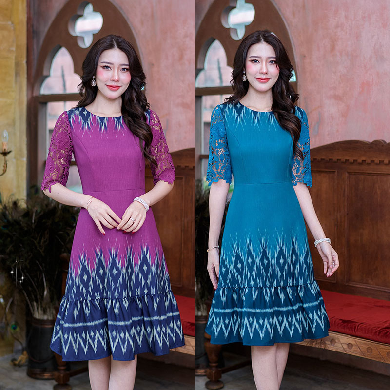 kudapy เดรสสั้นสีฟ้าอมเขียว /สีม่วงอมชมพู ผ้าพิมพ์ลายไทย ชายกระโปรงระบาย ช่วงแขนเป็นงานลูกไม้ถักลาย เนื้อผ้านุ่มใส่สบาย