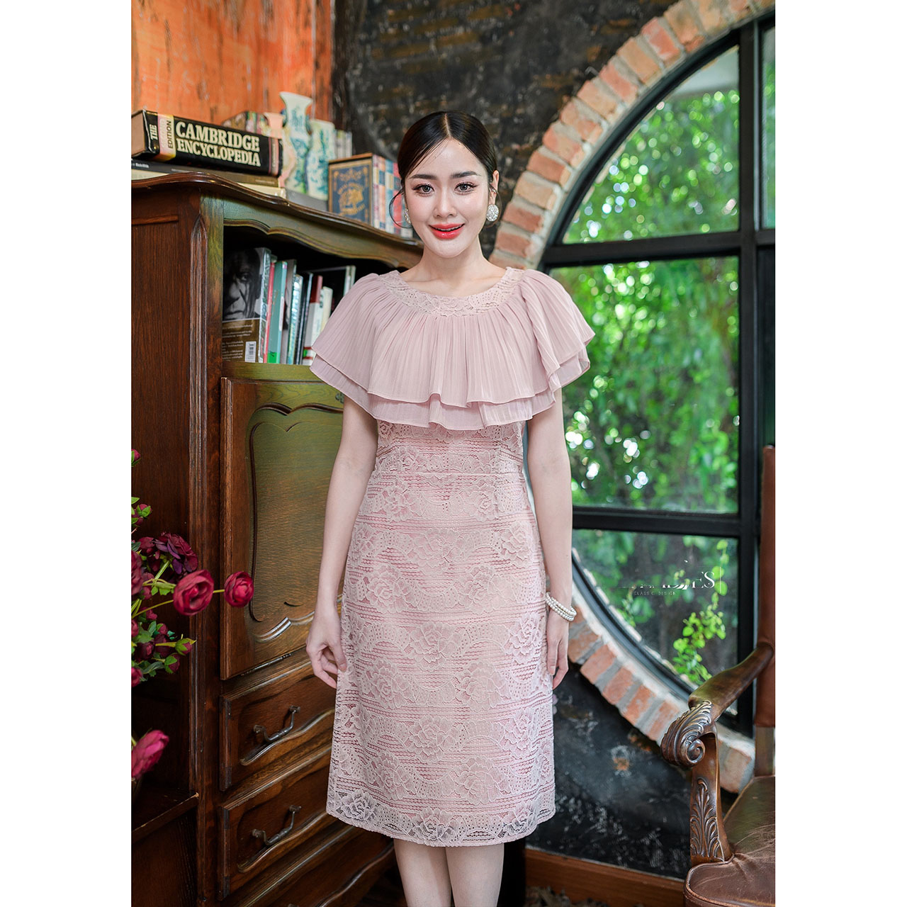 kudapy เดรสสั้นสีชมพูหม่น/สีโอวัลติน ผ้าลูกไม้ทั้งชุด ดีไซน์เอวต่อแบบสวยหวาน ดีเทลคลุมไหล่ด้วยผ้าชีฟองอัดพลีทสองชั้น