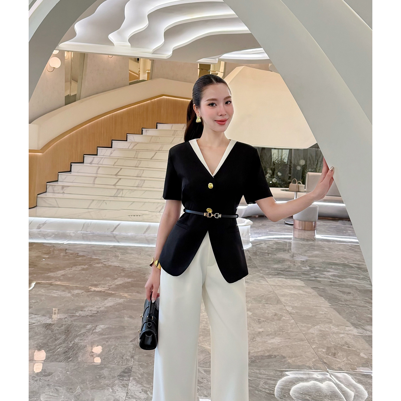 kudapy ชุดทำงานลุคเรียบหรู สไตล์มินิมอล พร้อมดีเทลคอวีเข้ารูปช่วยให้ช่วงคอดูยาวและเรียว